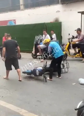 爆粗口耽误送餐现场失控