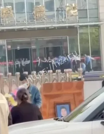 家属抬棺材堵校门口要赔偿