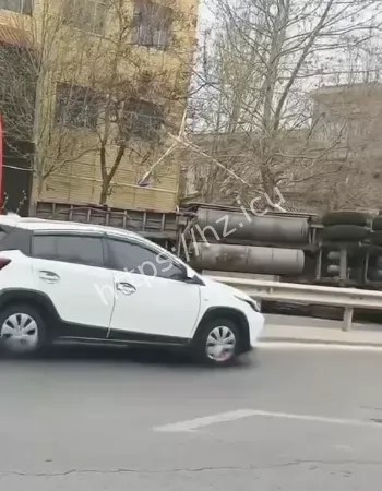 撞倒行道树后翻车