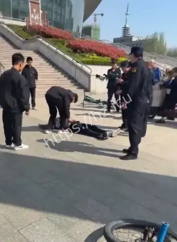 小孩骑车后脑着地摔死