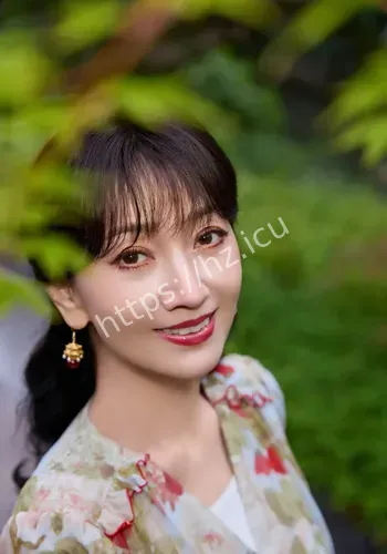 穿碎花裙比心笑容明媚动人