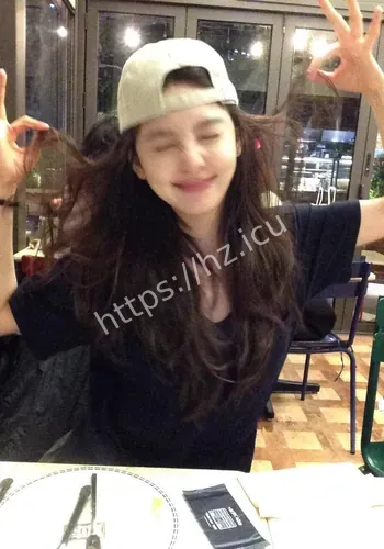 在美食前微笑娇憨可爱