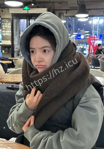 在美食前微笑娇憨可爱