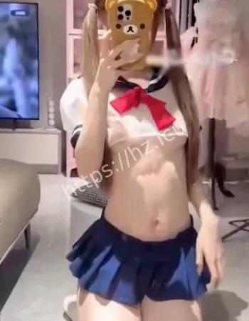 身穿各种制服
