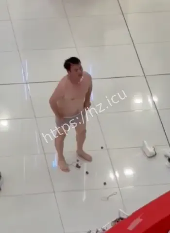 中年大叔当众裸奔