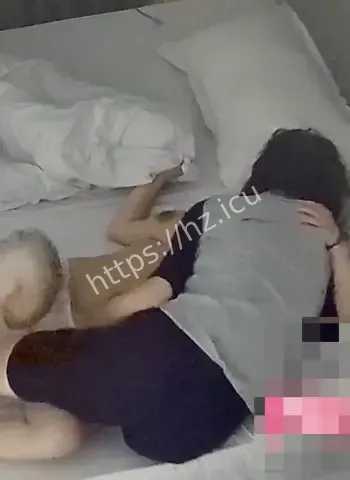 李小冉与神秘男缠吻