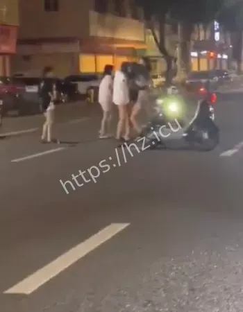 双方激烈拉扯