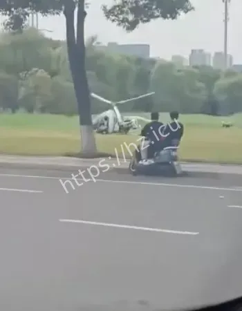 男子被甩出机舱