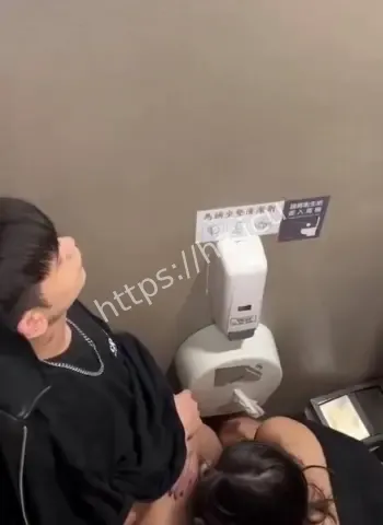 河北高校男生女厕偷拍