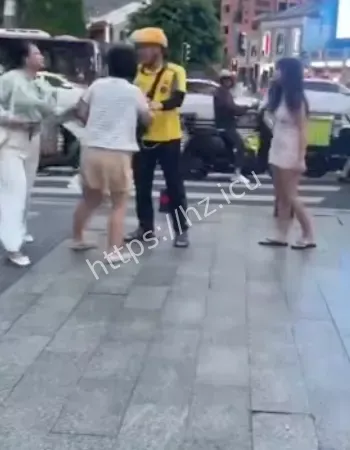 众人围观拍摄