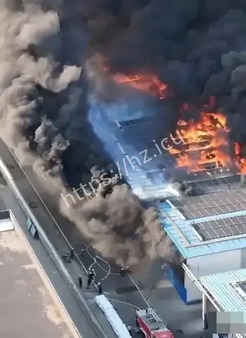石蜡原料场大火烟雾弥漫