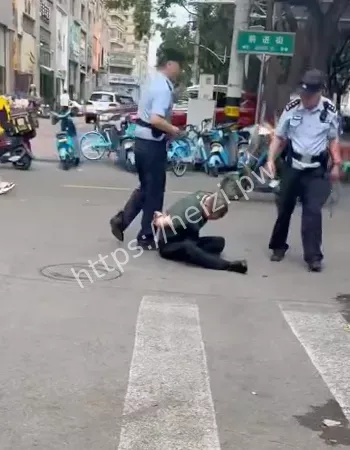 男子街头持菜刀