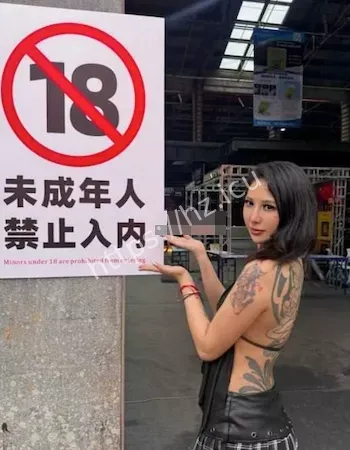 妹子通体纹身