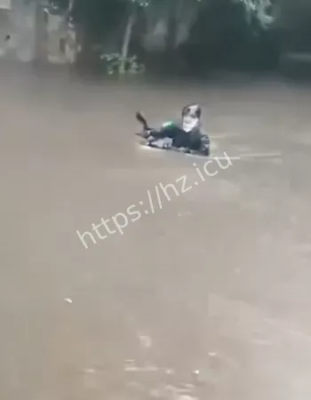 短时强降雨致道路积水
