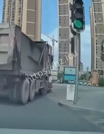 渣土车转弯