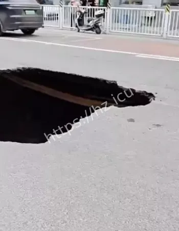 东王佐公交站惊现巨坑