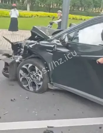 至警车侧翻倒地