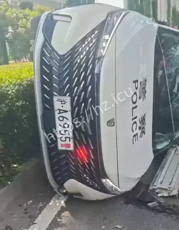 黑色车辆猛烈撞击