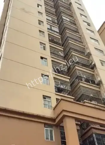 裸体从二楼坠落现场混乱