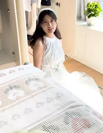 穿丝滑吊带睡裙诱惑金主