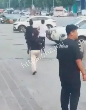 围观群众拍下全过程